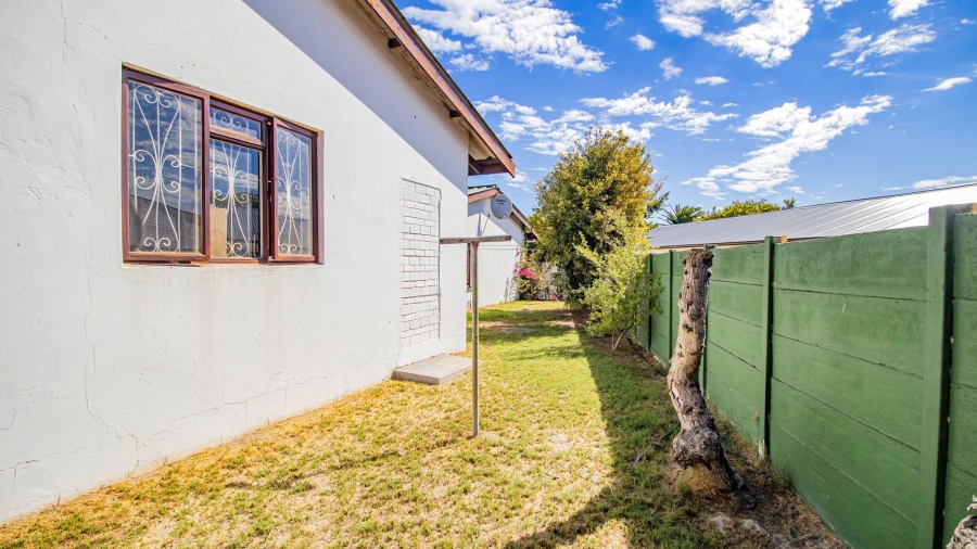 3 Bedroom Property for Sale in Middedorp Western Cape